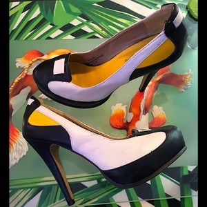 Size 8 Marilyn shoe dazzle pumps